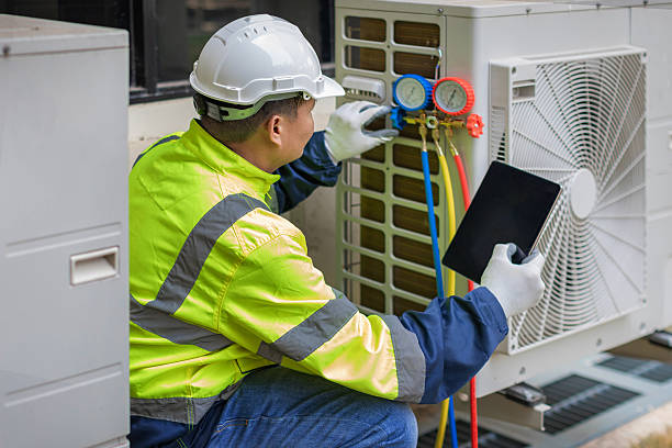 Professional Hvac technician working in Pella, IA